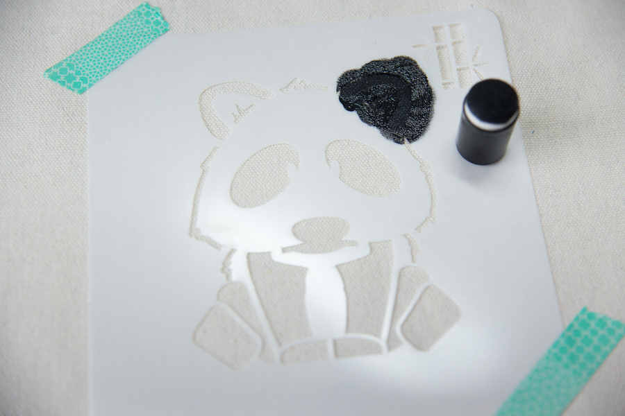 customiser un tot bag peinture pochoir panda